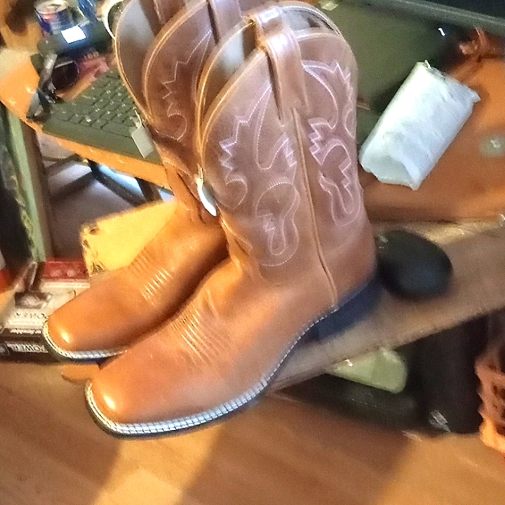 Authentic Western boots ( Cody James Brand )